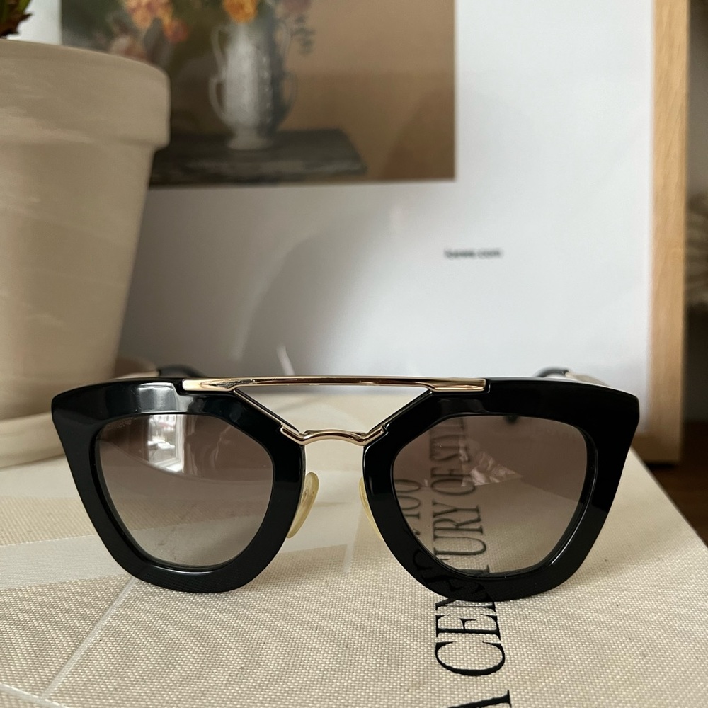 Chic Black Sunglasses with Gold Accents